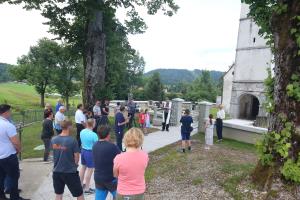OTVORITEV CESTE IN ZIDU OKOLI POKOPALIŠČA NA KOŽLJEKU 14 FOTO LJUBO VUKELIČ